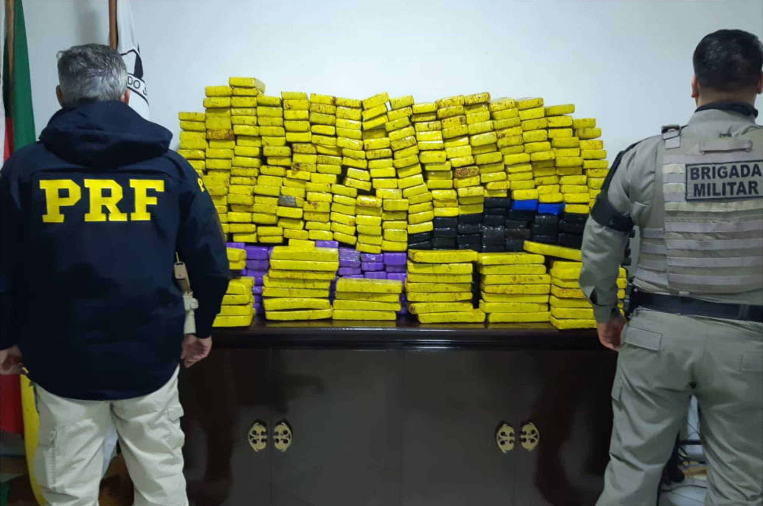 Traficante é preso pela PRF e BM com carro carregado de maconha